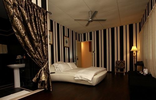 Chymes Hotel Танджунг-Бунга Экстерьер фото