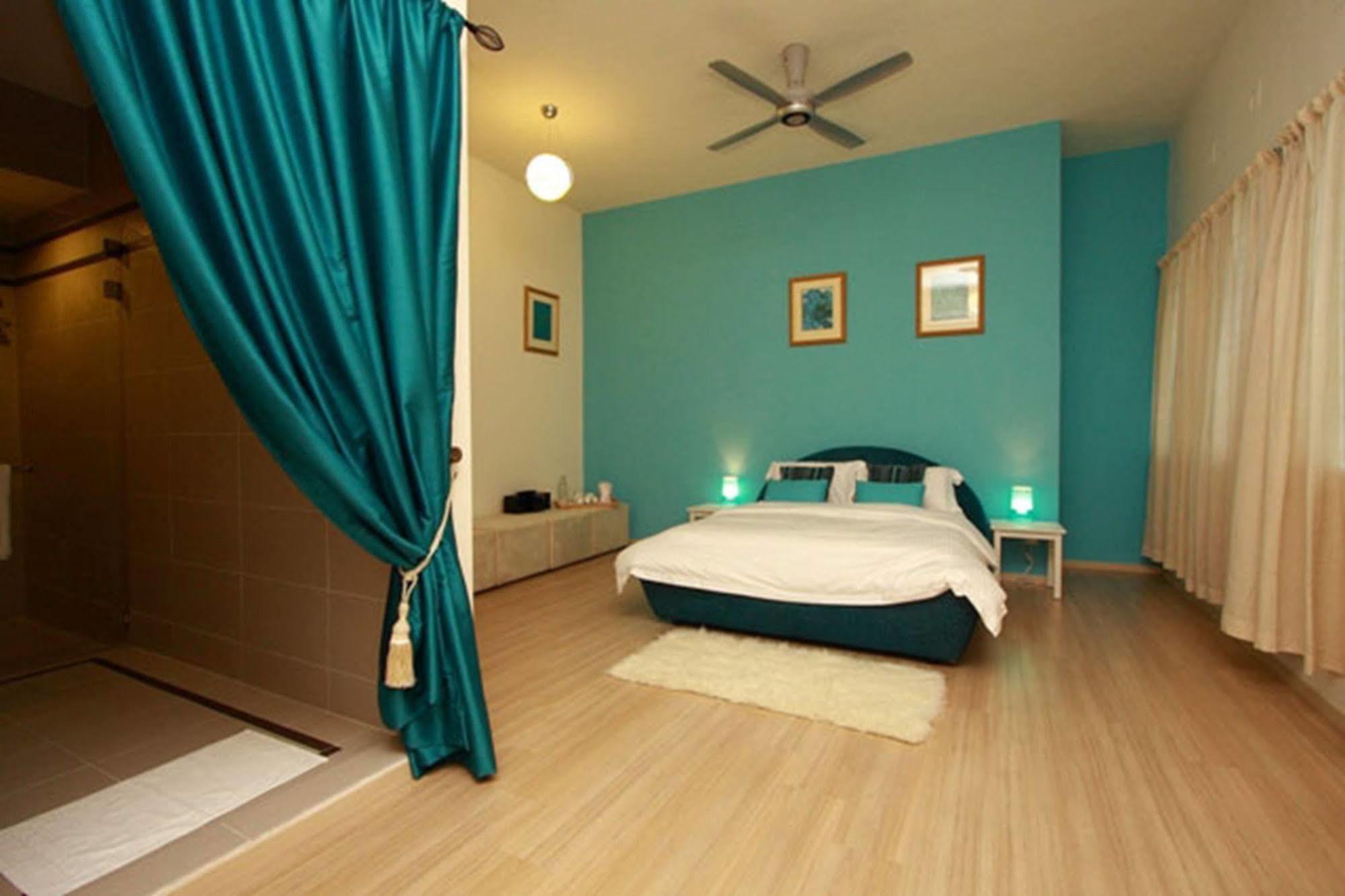 Chymes Hotel Танджунг-Бунга Экстерьер фото